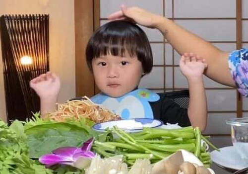 Câu nói "Sa chào cô chú đi con" bắt nguồn từ đâu mà khiến dân mạng "đứng ngồi không yên"