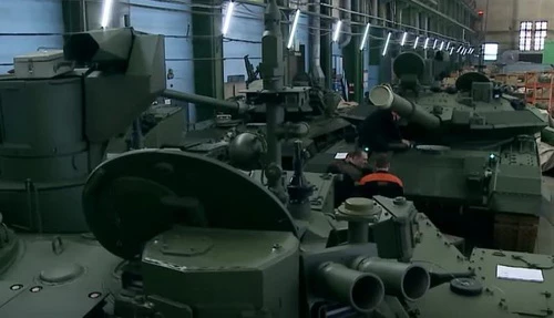 Xe tăng chiến đấu chủ lực T-90M Proryv-3 trên dây chuyền lắp ráp của Nhà máy UralVagonZavod. Ảnh: TASS.