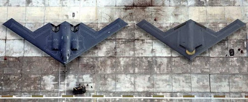 Máy bay ném bom tàng hình B-2 Spirit (trái) và B-21 Raider (phải). Ảnh: Military Watch.