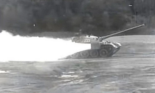 Thử nghiệm gắn động cơ đẩy tên lửa cho xe tăng T-55. Ảnh: Popular Mechanic.
