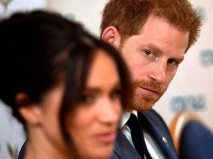 Cuộc sống nhà Sussex ở Mỹ: Harry cô đơn nơi đất khách quê người, phải phụ thuộc vào Meghan Markle nếu muốn định cư lâu dài