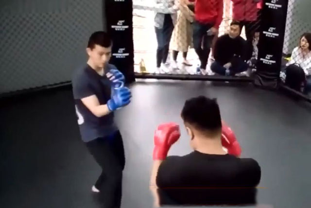 Ra đòn khiến đối thủ ‘chào thua’, cao thủ Vịnh Xuân Quyền được ví là ‘Diệp Vấn tái sinh’