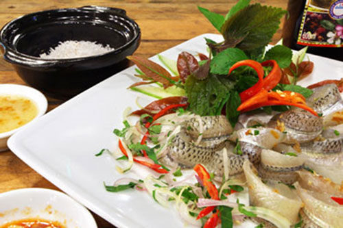 Về Quảng Ngãi du khách đừng bỏ lỡ món gỏi cá trích 