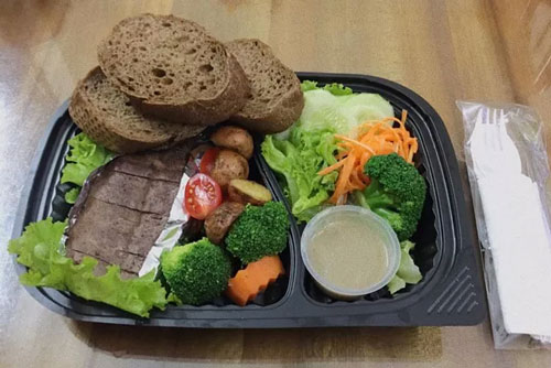 Nhà hàng, quán ăn bán online để "vớt" khách mùa dịch COVID-19