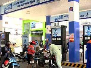 TP.HCM đề nghị không bán xăng dầu cho người mua bằng can, chai, lọ để tích trữ