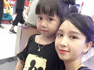 Bức ảnh 2 mẹ con xinh đẹp khiến nhiều người lầm tưởng là "2 chị em"