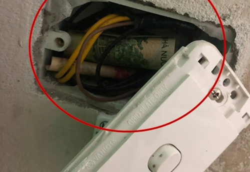 Được chị hàng xóm nhờ sửa ổ điện, anh chàng vừa mở ra thì phát hiện bí mật bất ngờ của người chồng