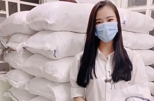 Á hậu Kim Duyên dùng tiền tiết kiệm tặng 5 tấn gạo cho người bán vé số