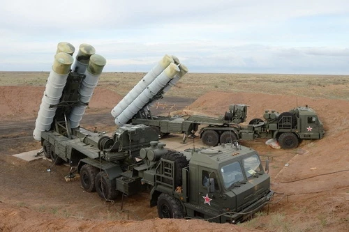 Hệ thống tên lửa phòng không tầm xa S-400 Triumf của Nga. Ảnh: Sputnik.