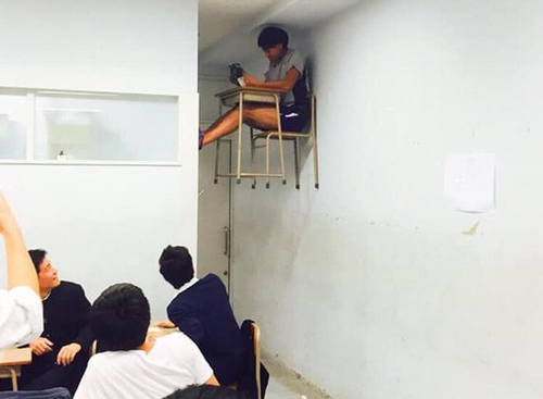 Nam sinh ngồi một mình với tư thế "lạ" trong lớp, biết được nguyên nhân ai nấy đều bất ngờ