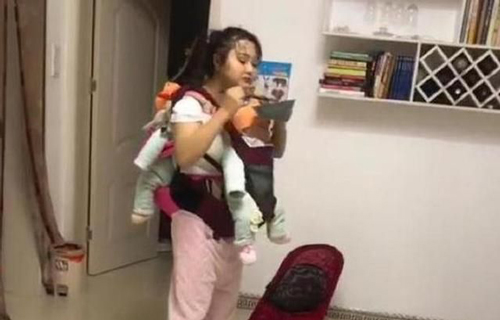 Mẹ địu 2 con "búp bê" tưởng tâm lý có vấn đề: Sự thật xúc động đằng sau khiến ai cũng rơi nước mắt