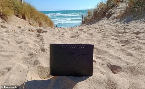 Các con phản đối việc đi du lịch, bố mẹ lẳng lặng đem theo cục phát wifi ra ngoài và cái kết "khóc ròng"