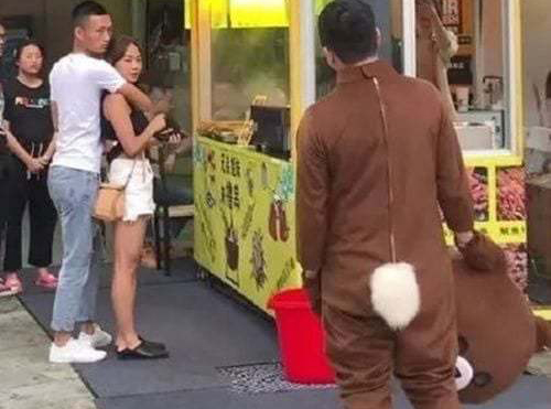 Vượt hàng nghìn cây số đến gặp người yêu, anh chàng bất ngờ gặp cảnh tượng "cay đắng" ngay giữa phố