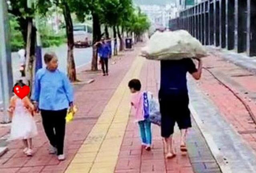 Mạng xã hội "dậy sóng": 1 bức ảnh 2 số phận, cha mẹ cần làm gì để con có nghị lực sống phi thường?