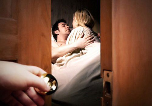 'Cay đắng' khi phát hiện chồng ngoại tình với bạn thân