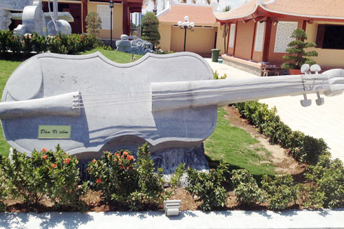 Chiêm ngưỡng những nhạc cụ đờn ca tài tử bằng đá độc đáo ở Bạc Liêu