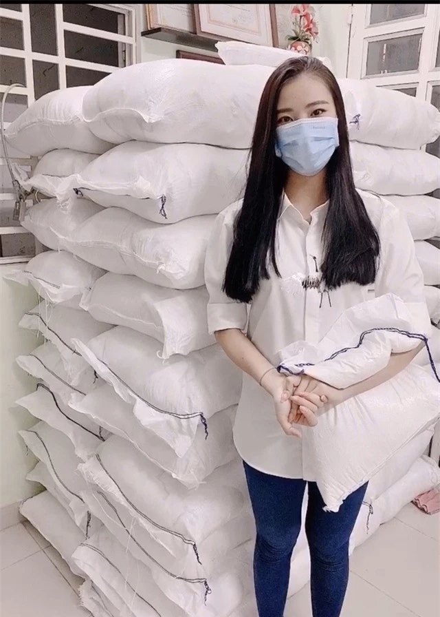 Á hậu Kim Duyên dùng tiền tiết kiệm tặng 5 tấn gạo cho người bán vé số - 2