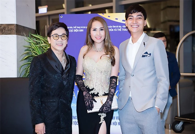 Nữ diễn viên hạnh phúc khi được hội ngộ nghệ sĩ Thành Lộc (trái) và diễn viên Khương Ngọc tại Liên hoan phim ở Vũng Tàu, năm 2019.