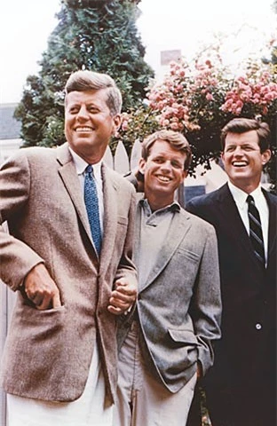Ba anh em trong gia đình của Tổng thống Kennedy (John, Robert và Edward (hay Ted)), trong đó hai người qua đời vì bị ám sát. Ảnh: CNN