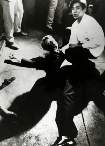 Thượng nghị sĩ Robert F. Kennedy, em trai cố tổng thống Kennedy, bị ám sát trong buổi vận động tranh cử năm 1968. Ảnh: CNN