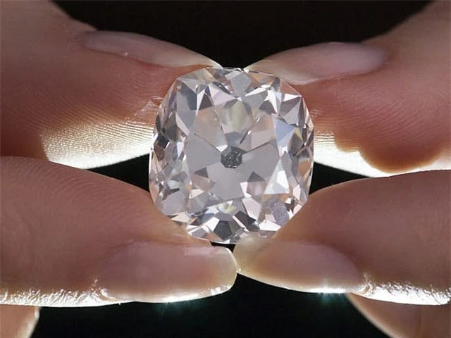 Chiếc nhẫn kim cương “khổng lồ” 26 carat. Ảnh CNN
