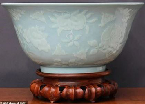 Dọn dẹp nhà, người phụ nữ phát hiện ra chiếc bát sứ bị bỏ quên nhưng điều này mới khiến bà ta ngỡ ngàng