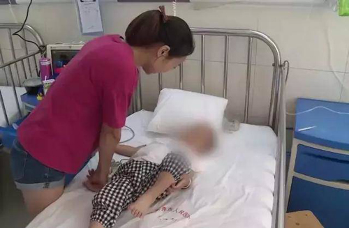 Cậu bé 2 tuổi cắn vỡ nhiệt kế, nuốt phải thủy ngân và hành động của bà mẹ khiến ai cũng nể phục