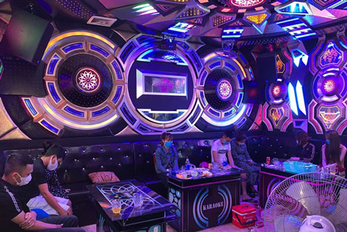 Quảng Nam: Nhiều quán karaoke mở cửa đón “dân bay” bất chấp lệnh cấm trong dịch