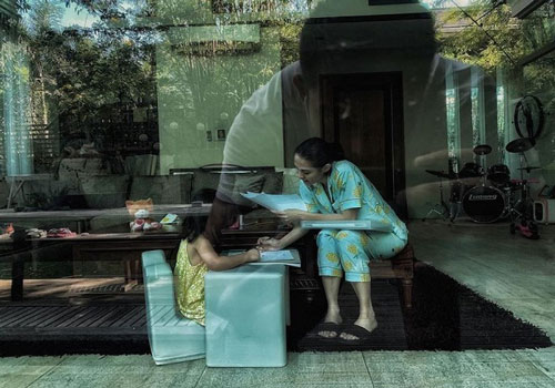 Đằng sau bức ảnh 'Mỹ nhân đẹp nhất Philippines' ngồi dạy con học trong mùa dịch là một ông chồng rất… có tâm