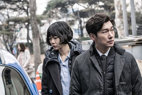 Nhân vật chính của series Stranger là Hwang Shi Mok (Cho Seung Woo), một công tố viên giỏi nghề nhưng kém EQ. Đó vốn là di chứng của cuộc phẫu thuật não anh từng trải qua khi còn nhỏ. Anh cũng là công tố viên duy nhất không dính dáng tới nạn tham nhũng. Trong mùa đầu tiên, một vụ giết người táo tợn đã dẫn Shi Mok tới trung uý cảnh sát Han Yeo Jin (Bae Doona). Họ hợp tác với nhau để vạch trần vụ án tham nhũng ở cơ quan công tố, cũng như chân tướng vụ giết người.