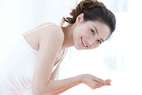 Chỉ cần chăm chỉ bôi thứ hỗn hợp rẻ tiền này lên người, da trắng hồng mịn màng như gái 18 mà không cần đi spa