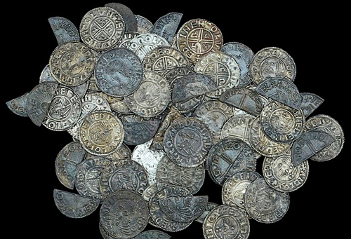 Phát hiện kho báu chứa 99 đồng tiền xu trị giá tới hơn 1,4 tỷ đồng