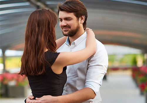 Những kiểu ôm tiết lộ mối quan hệ của bạn