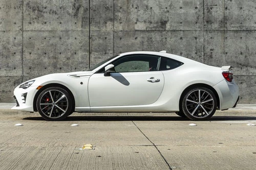 10. Toyota 86 (giá khởi điểm: 27.940 USD, thời gian tăng tốc từ 0-96 km/h: 6,2 giây).