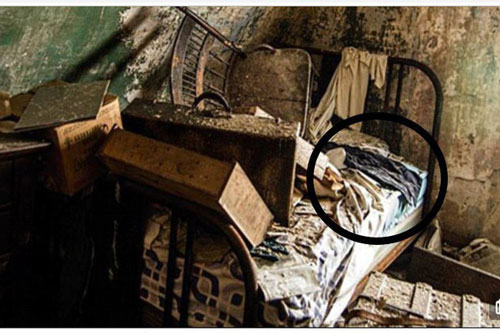 Đến căn nhà hoang để chụp ảnh, người đàn ông phát hiện thứ bất ngờ giữa đống đổ nát