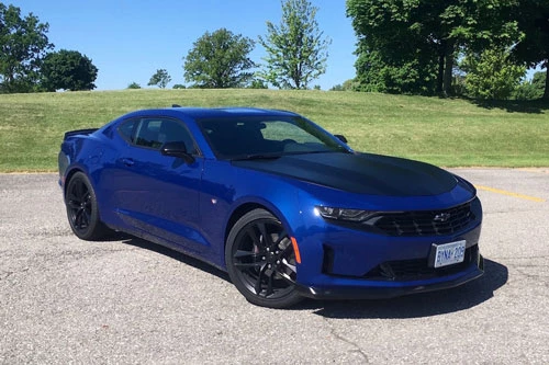 =2. Chevrolet Camaro 2.0T (giá khởi điểm: 25.995 USD, thời gian tăng tốc từ 0-96 km/h: 5,1 giây).