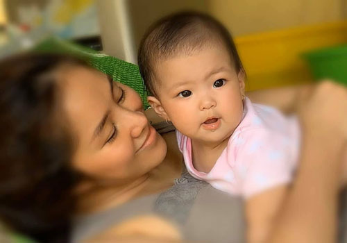 Đưa con gái đi tiêm, Lê Phương tiện thể khoe chiều cao cân nặng của bé khiến hội bỉm sữa ngưỡng mộ, xúm vào hỏi bí quyết