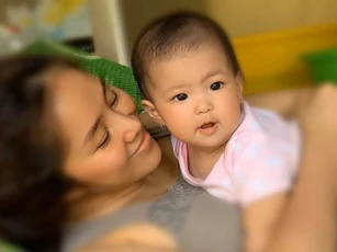 Đưa con gái đi tiêm, Lê Phương tiện thể khoe chiều cao cân nặng của bé khiến hội bỉm sữa ngưỡng mộ, xúm vào hỏi bí quyết