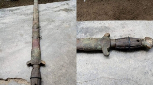 Thanh niên đào móng nhà thấy thanh kiếm cổ, lên mạng hỏi nguồn gốc thì phát hiện sự thật ngỡ ngàng