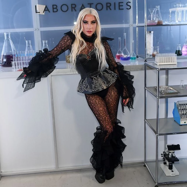 Lady Gaga dự sự kiện hồi tháng 9 năm ngoái và diện bộ đồ ren lạ mắt của Kaimin