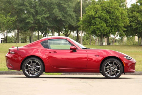 5. Mazda MX-5 Miata (giá khởi điểm: 27.525 USD, thời gian tăng tốc từ 0-96 km/h: 5,7 giây).