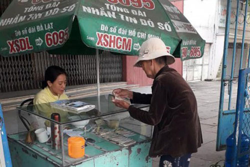 Các địa phương lên phương án hỗ trợ cho người bán vé số