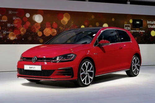 6. Volkswagen Golf GTI (giá khởi điểm: 29.515 USD, thời gian tăng tốc từ 0-96 km/h: 5,8 giây).