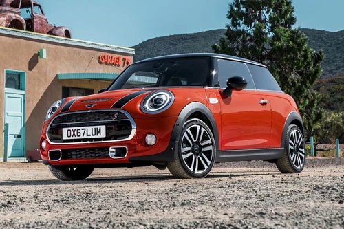 9. Mini Cooper Hardtop S (giá khởi điểm: 28.250 USD, thời gian tăng tốc từ 0-96 km/h: 6,1 giây).