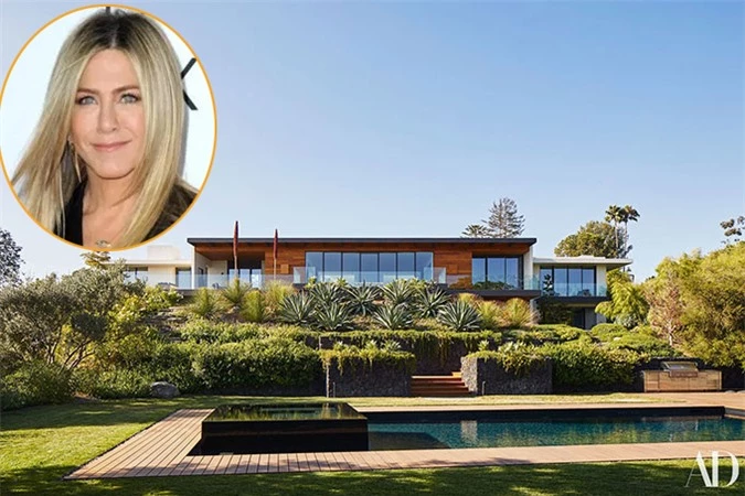 Jennifer Aniston tránh dịch trong biệt thự 21 triệu USD của cô ở Bel Air, Los Angeles. Cơ ngơi của nữ diễn viên độc thân rất rộng và nhiều cây xanh nên cô có thể thoải mái ở nhà trong những ngày Hollywood đóng băng vì dịch bệnh.