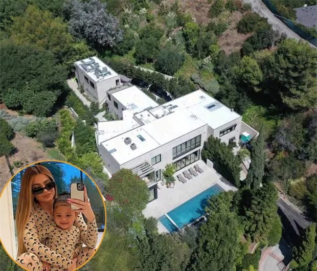 Kylie Jenner và con gái hai tuổi Stormi cấm cung suốt hai tuần trong biệt thự 13,5 triệu USD ở Beverly Hills. Nữ tỷ phú 22 tuổi cũng khuyên các fan thực hiện biện pháp giãn cách xã hội theo khuyến cáo của chính phủ. Thi thoảng, bạn trai cũ của Kylie là rapper Travis Scott đến thăm con gái.