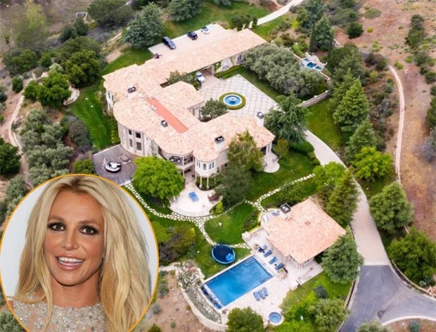 Britney Spears cách ly cùng bồ trẻ Sam Asghari trong biệt thự lộng lẫy ở Thousand Oaks, California. Hàng ngày, ngôi sao nhạc pop đăng tải hình ảnh tập gym, yoga tại cơ ngơi riêng. Britney vốn ngừng biểu diễn một năm nay nên việc ở nhà cả tháng không phải là thử thách với nữ ca sĩ.
