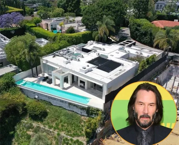 Tài tử Ma trận Keanu Reeves nghỉ ngơi trong biệt thự 5,6 triệu USD ở Hollywood Hills, Los Angeles. Những ngày này, nam diễn viên không còn cô đơn khi anh đang yêu nữ họa sĩ Alexandra Grant.
