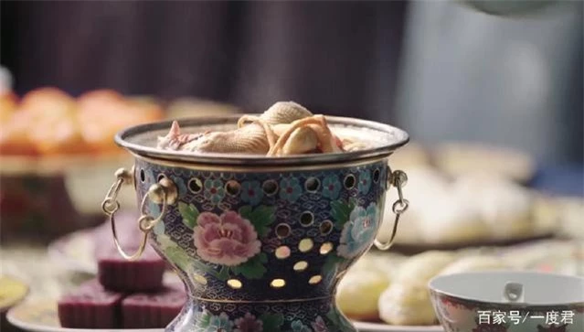 Chế độ ăn siêu xa xỉ của Hoàng đế Thanh triều: Mỗi bữa 120 món, dùng bát bạc thìa ngọc tiêu tốn cả núi tiền - Ảnh 2.
