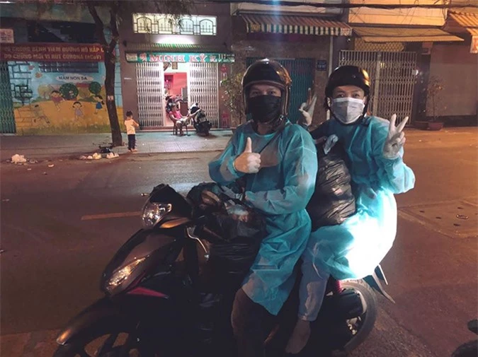 Lê Bê La và Thanh Sơn đi xe máy phát quà cho người vô gia cư tối 31/3.